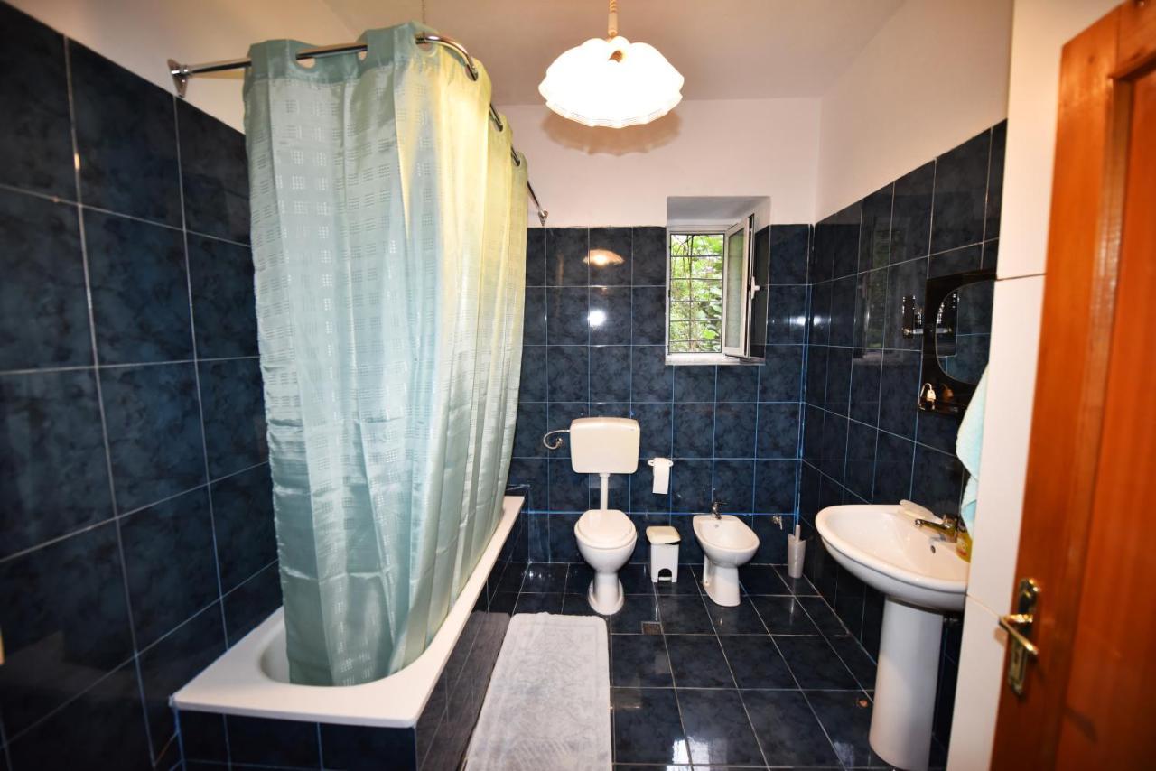 12 B&B Shkodër Eksteriør billede
